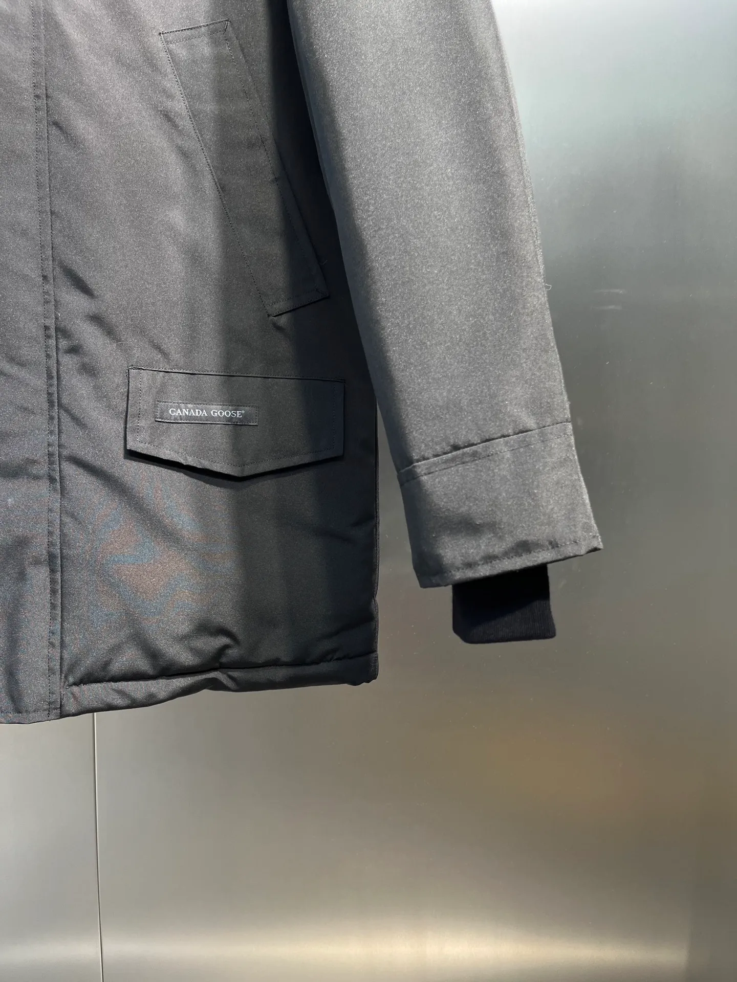 P840 𝘾𝘼𝙉𝘼𝘿𝘼 𝙂𝙊𝙊𝙎𝙀Big Goose 13# The design of Big Goose 13 is simple and elegant, a little longer than the 08 model, more suitable for men and suitable for business people. This down jacket is popular for its simple design, which is not only practical but also has a certain sense of fashion. In terms of applicability, the Daye 13 model provides good thermal insulation performance. Its thermal insulation coefficient is level 5, which can provide enough warmth and is suitable for wearing in cold environments. In addition, the Daye 13 model also has a high cost performance. Compared with other models, it provides a better balance between price and performance, making it more competitive in the market.  size：xs-xxl